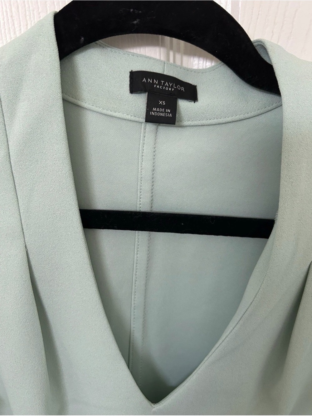 Ann Taylor Mint Green V-Neck Sleeveless Shell - Picture 3 of 4